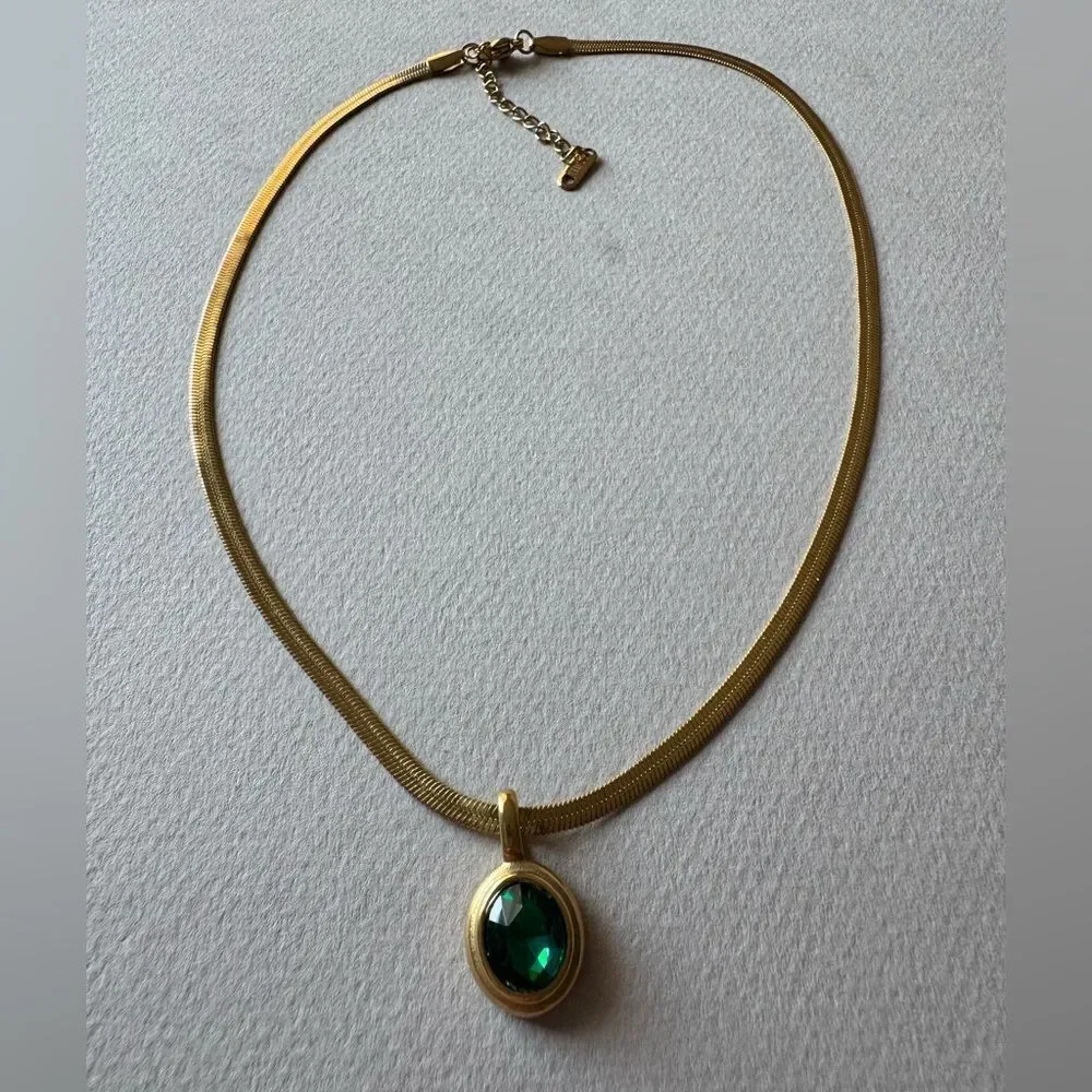 Elegant Necklace with Green Pendant M512